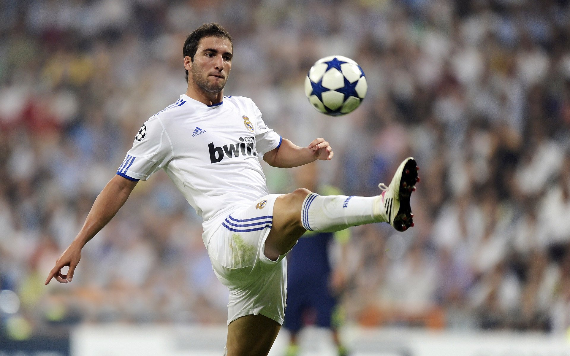 客场逆转取胜展现强大心理素质和战术应变能力