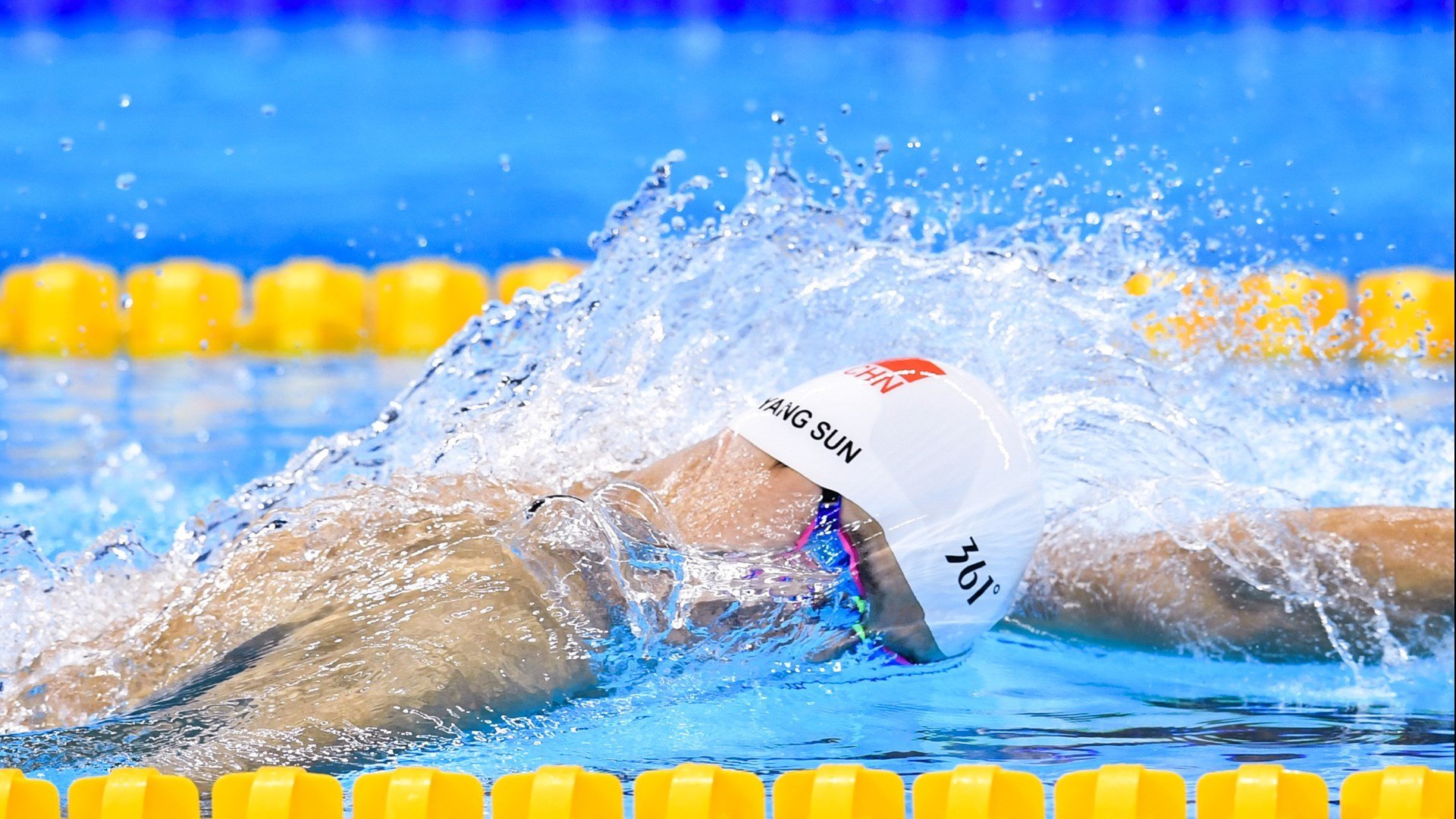 张伟丽与训练师合照展示团队力量，张伟丽 训练